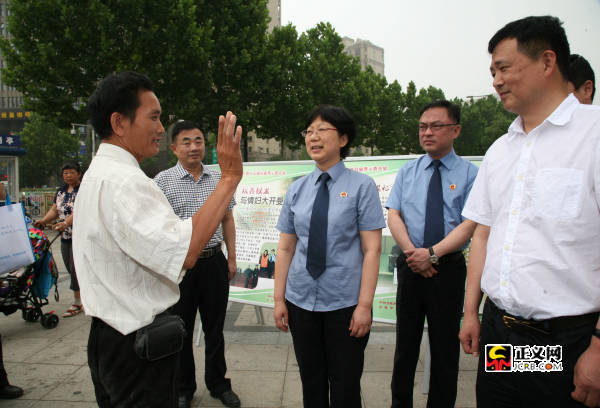 知识产权安徽省检察院检察长薛江武走上街头回答咨询群众问题